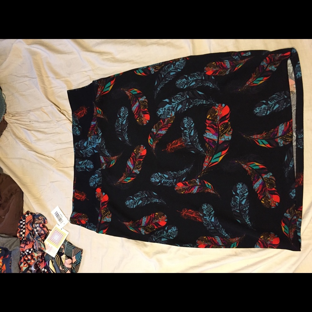 Form fitting feather skirt